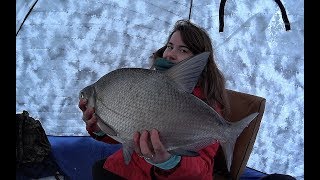 МАША ТЯНЕТ ОГРОМНОГО ЛЕЩА-МОНСТРА!!! Рыбалка 2019. Утомительная борьба и счастливый финал!