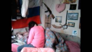 Пьяная баба пристаёт к пьяному мужику.