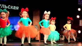 Малыши танцуют, Тае 3 года. Kids dancing , Taya is 3 years old )