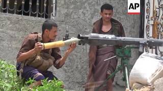 Houthi fighters battle militia in Yemen city