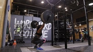 Девушки приседают со штангой над головой / CrossFit Redyar