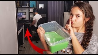 PRANK: JE VERSE DU SLIME SUR MON FRÈRE