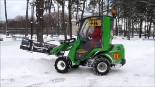 Мини трактор чистит снег Парк Горького Харьков Mini tractor cleans snow Gorky Park