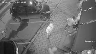 бар порт бадега. Посетитель притона мочится посреди улицы.