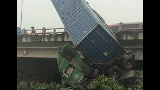 Kinh hoàng tai nạn, xe Container rơi từ trên cầu Thanh Trì xuống đất