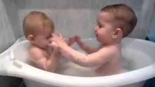 Дети купаются в ванной  Children bathe