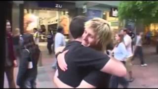 Campaña de abrazos gratis - Free hugs campaign