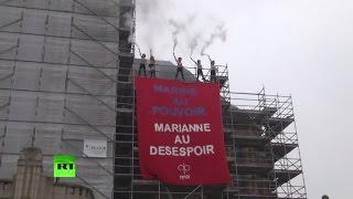 Активистки FEMEN вывесили плакат с лозунгом против Ле Пен