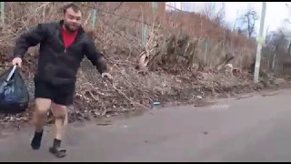 Мужику заминировали тапочки #
