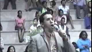 Frank  Valdez  canta  El Faro  en el Multiuso de la ciudad de La Romana (The Lighthouse)