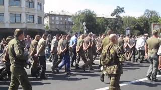 Пленные Украинские солдаты на параде в Донецке.