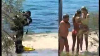 Hidden candid camera - scuba diver on the beach skrivena kamera - ronioc