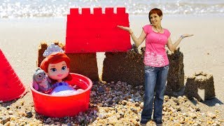 Видео для детей. София Прекрасная и Маша Капуки на море.