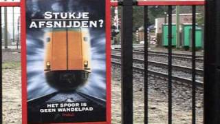 Meisje geschept door trein