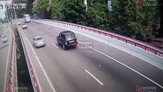 Момент ДТП с участием двух автомобилей и автобуса попал на камеры видеонаблюдения