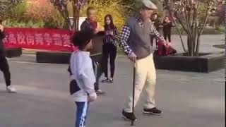 Abuelo baila contra su  nieto en china