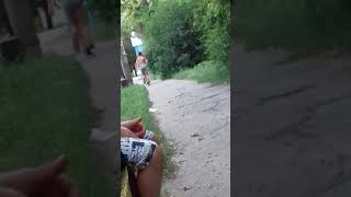 ШОК!!Лапает девку за жопу