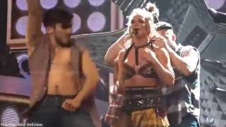 Britney Spears' bra top comes undone(У Бритни Спирс, лопнул лифчик на концерте)