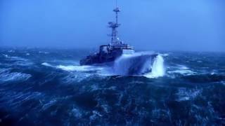 Военный корабль попал в шторм