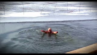 Купание в проруби зимой. Моржевание.