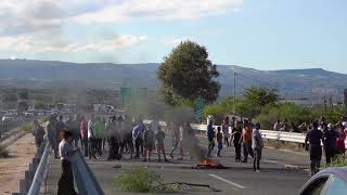 Συνθήματα και διαμαρτυρία Ρομά στην εθνική οδό Κορίνθου - Πατρών