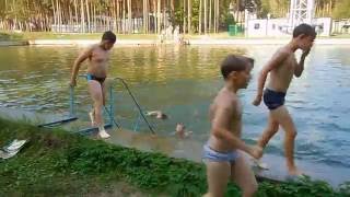 ЭКСТРИМАЛЬНЫЕ ПРЫЖКИ В ВОДУ.Русские парни на отдыхе.