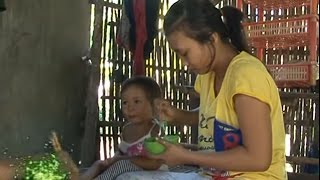Ba Mẹ mất để lại chị 14 tuổi mót mủ cao su nuôi 2 em nhỏ