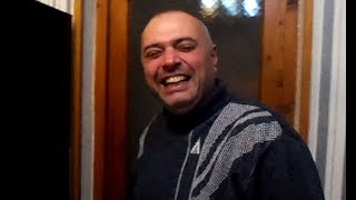 Мужик меняет колесо. Анекдот Смешной!