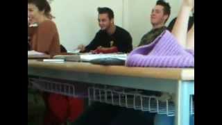 Cosa fare quando la prof si gira? MACARENA!!