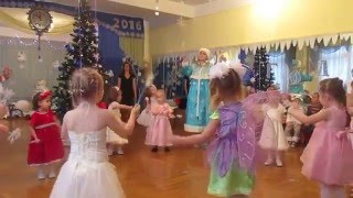 ТАНЕЦ СО СНЕЖИНКАМИ (новый год 2016, вторая младшая группа)