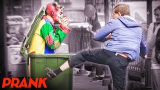 ЗЛОЙ КЛОУН ПУГАЕТ ЛЮДЕЙ ПРАНК  / Реакция прохожих на розыгрыш (Scary Prank Vjobivay)