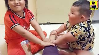 Mothers get foot pain, children do massage