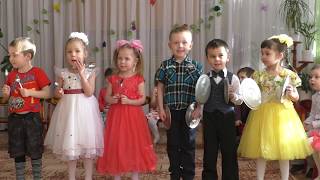 Утренник 8 марта в детском саду. Средняя группа. Дети 4 - 5 лет поют песни о маме и бабушке.