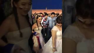 Во время ЧМ на Красной площади кыргызские «молодожены» привлекли внимание иностранцев 2