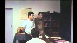 الفنان فاضل خليل في مشهد من فيلم (الاسوار)