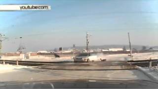 Выпрыгнул перед поездом из машины 03.01.16