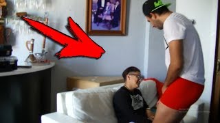BROMA A MI AMIGO "SOY GAY" (ME BAJO LOS PANTALONES)
