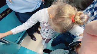 ВЛОГ Лучше бы поехали на ТАКСИ ! Решили прокатиться в метро Дубая ! Ванильная Семья