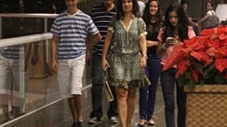 Fátima Bernardes janta em família no shopping