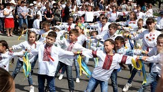 Вишиванка танцює