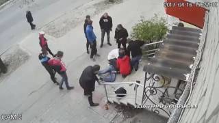В Запорожье убили молодого парня (камера видеонаблюдения)
