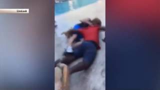 Американские подростки избили и бросили в бассейн пенсионерку: видео