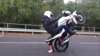 Honda CB125f Wheelie