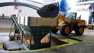 Mein Komatsu W500/3 beim befüllen der Trommelsiebanlage in Moosbeuren