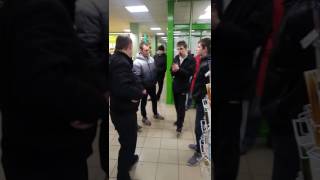 Разбили нос молодому человеку за кражу чипсов из Пятерочки в Колпино [LIFECORR | 400 RUB]