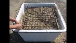 slowfeeder vullen met hooi