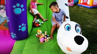 Рома и Диана играют на БАТУТЕ