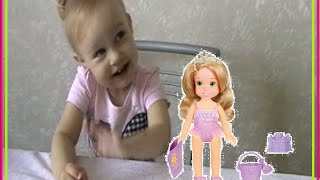 Алиса получила в подарок Рапунцель, купаем куклу и пупсиков, кушаем конфеты, играем Май Литл Пони !
