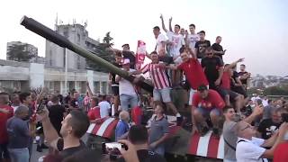 Сербские болельщики на танке перед матчем Црвена Звезда - Янг Бойз