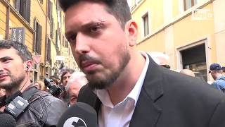 Direzione Pd, al Nazareno i militanti anti-5s: "Mai con loro, Renzi ritiri le dimissioni"